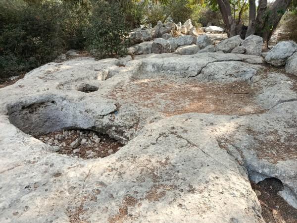 שביל הבורות והבארות בפארק בריטניה