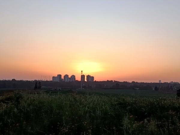 תצפית שקיעה מהר הזבל בפארק הוד השרון
