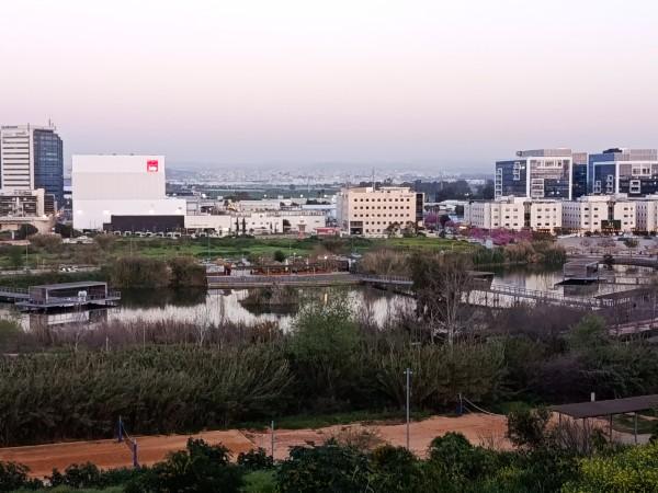 תצפית לאגם האקולוגי בהר הזבל בפארק הוד השרון