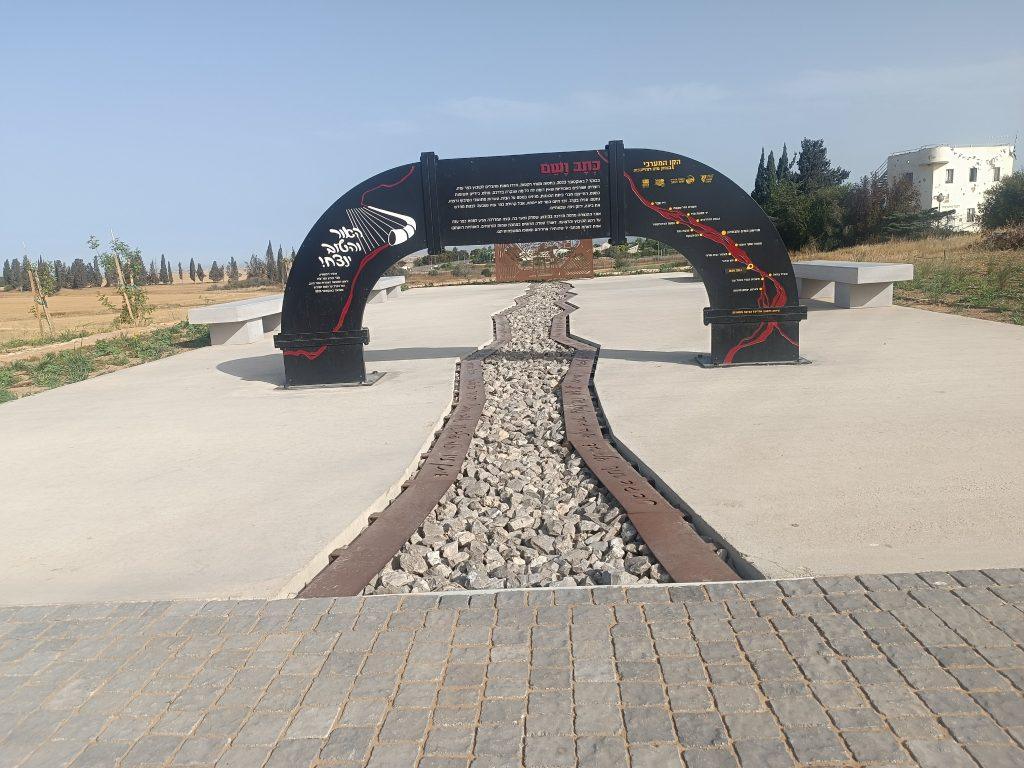 אנדרטת כתב ושם בכפר עזה