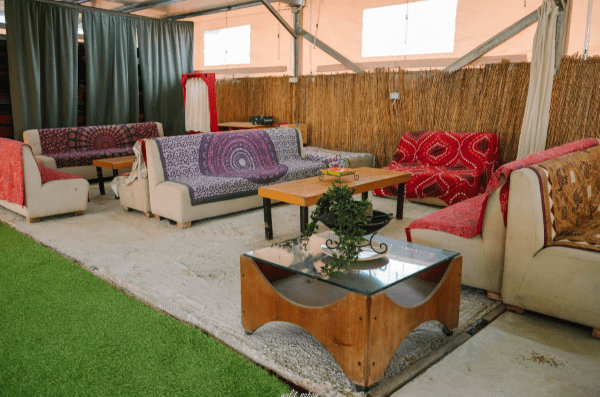 חאן במרכז בשביל היער