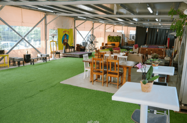 חאן במרכז בשביל היער