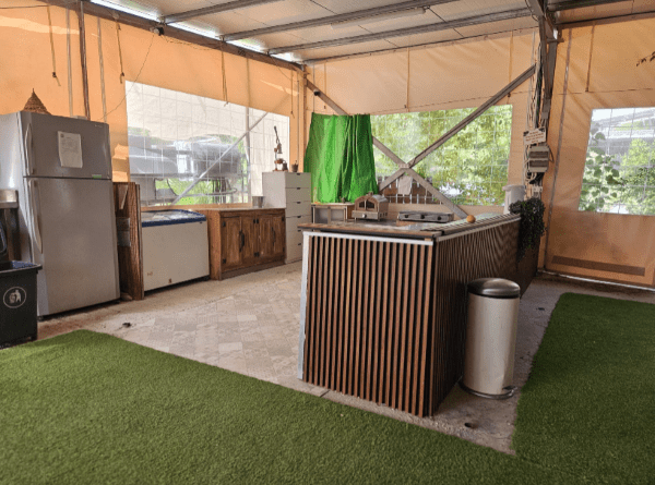 חאן במרכז בשביל היער