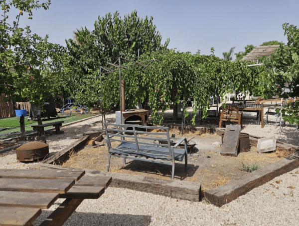 חאן במרכז בשביל היער